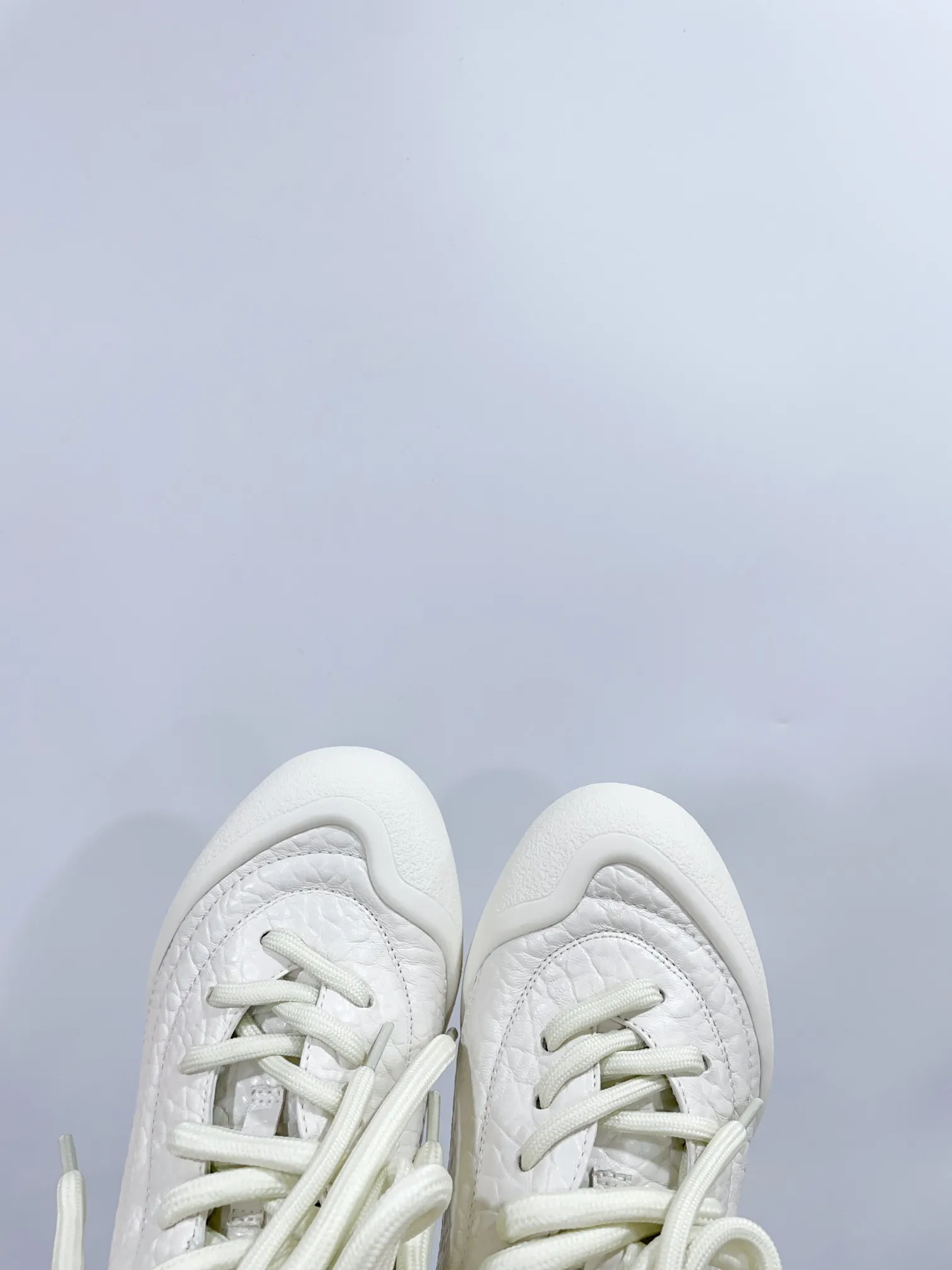 👟👟Ex-factory price 620👟👟 *✅MCQUEEN/Alexander McQueen 24/The latest Flexion series of autumn and winter retro casual sneakers. Original purchase, development and production. This Flexion Off white tone grain leather low-top sneaker uses laces of different sizes and is matched with a lightweight segmented sole inspired by anatomy. The reverse skull pattern is embossed on the heel. Fabric: Original custom imported first-layer cowhide. Lining: Custom imported breathable mesh lining. Sole: Original molded non-slip TPU material. Sole thickness: 2CM. 𝙎𝙞𝙯𝙚: 35-40 women / 39-45 men (customized for 40 women and 45 men) 𝙋𝙧𝙞𝙘𝙚(Men’s size +10) Extremely cost-effective factory price, no negotiation